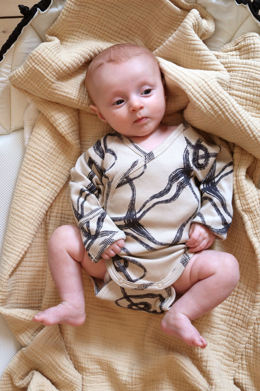 Ribbed kimono baby body with abstract wind print