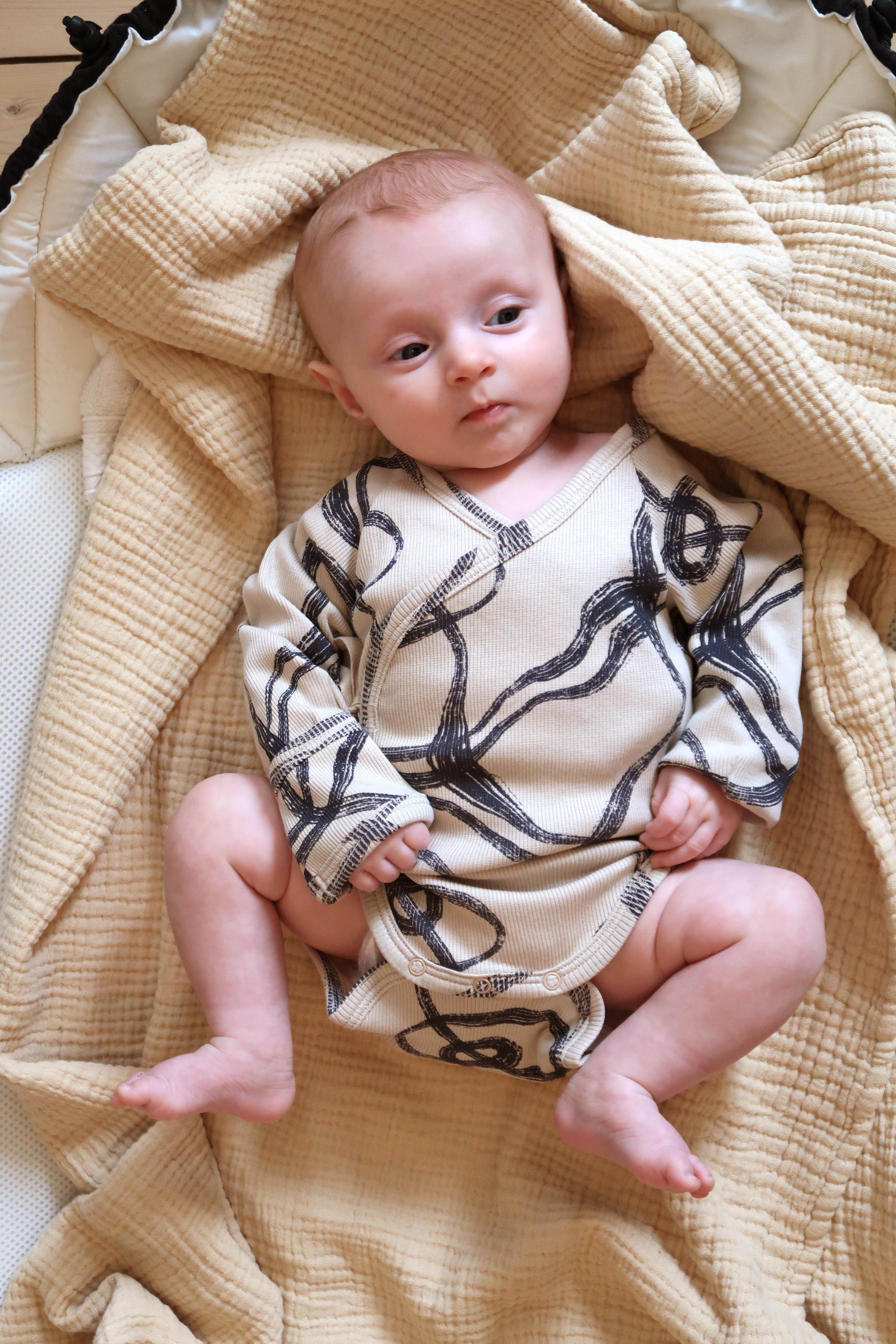 Ribbed kimono baby body with abstract wind print