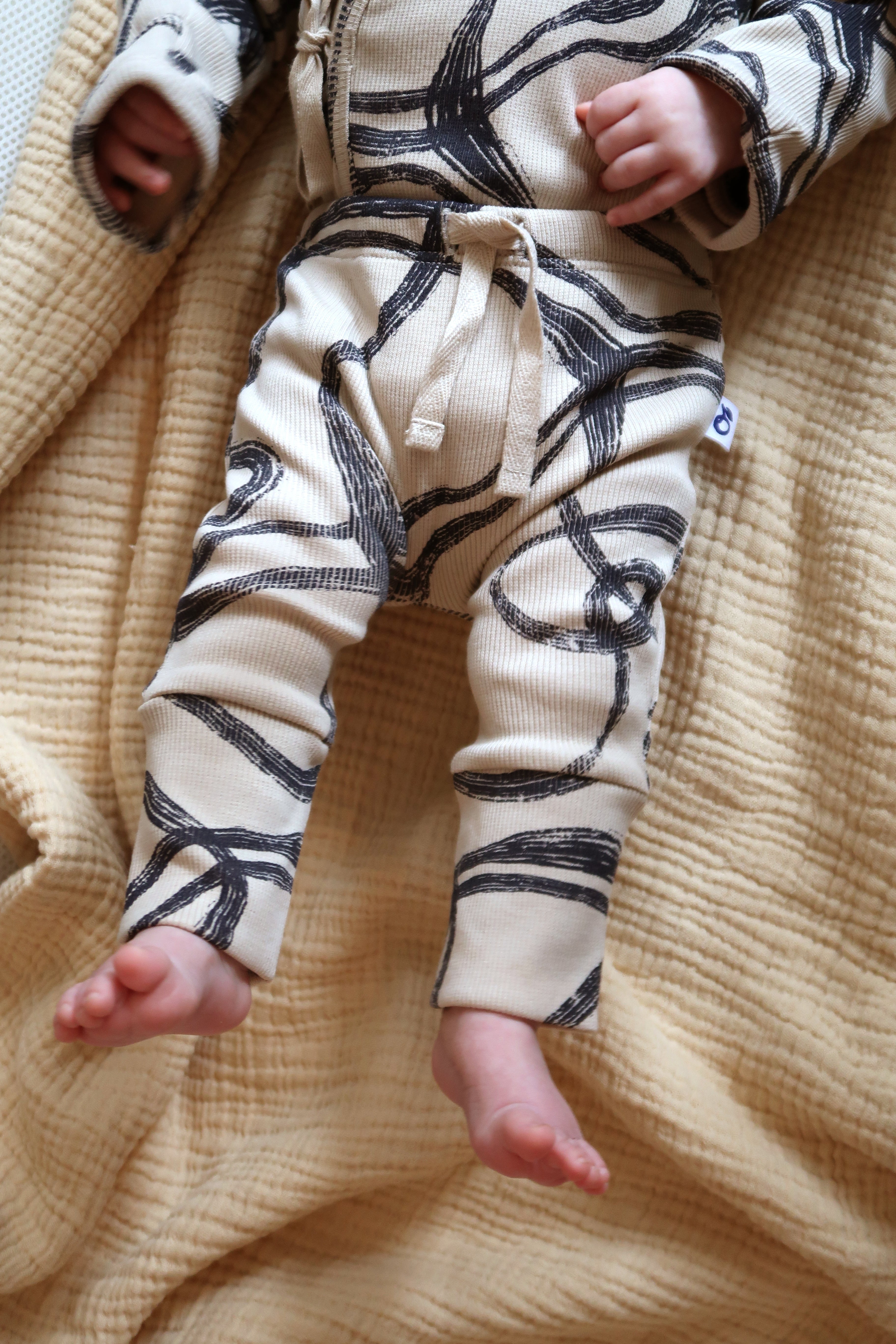 Ribbed baby pants with abstract wind print