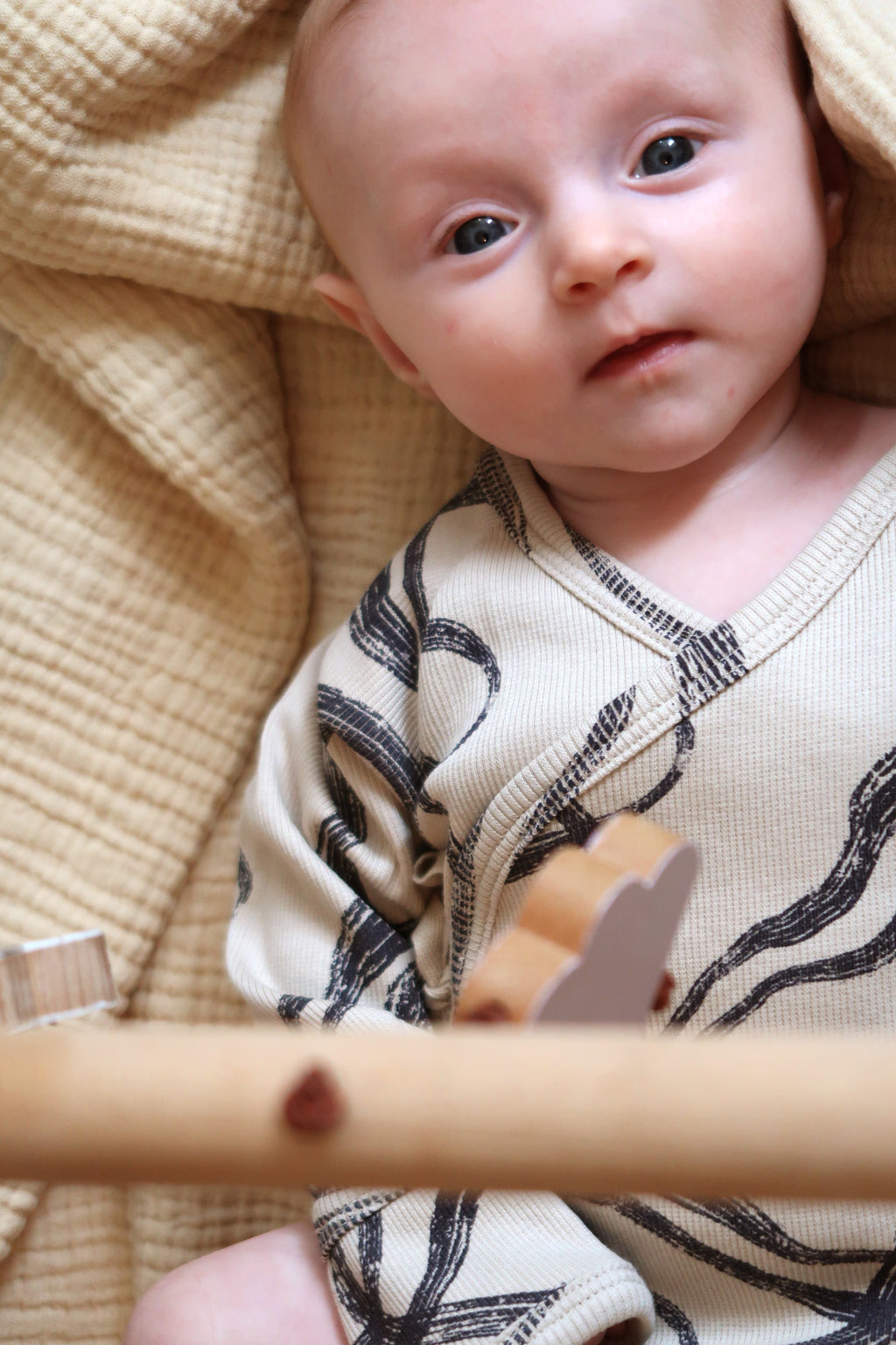 Ribbed kimono baby body with abstract wind print