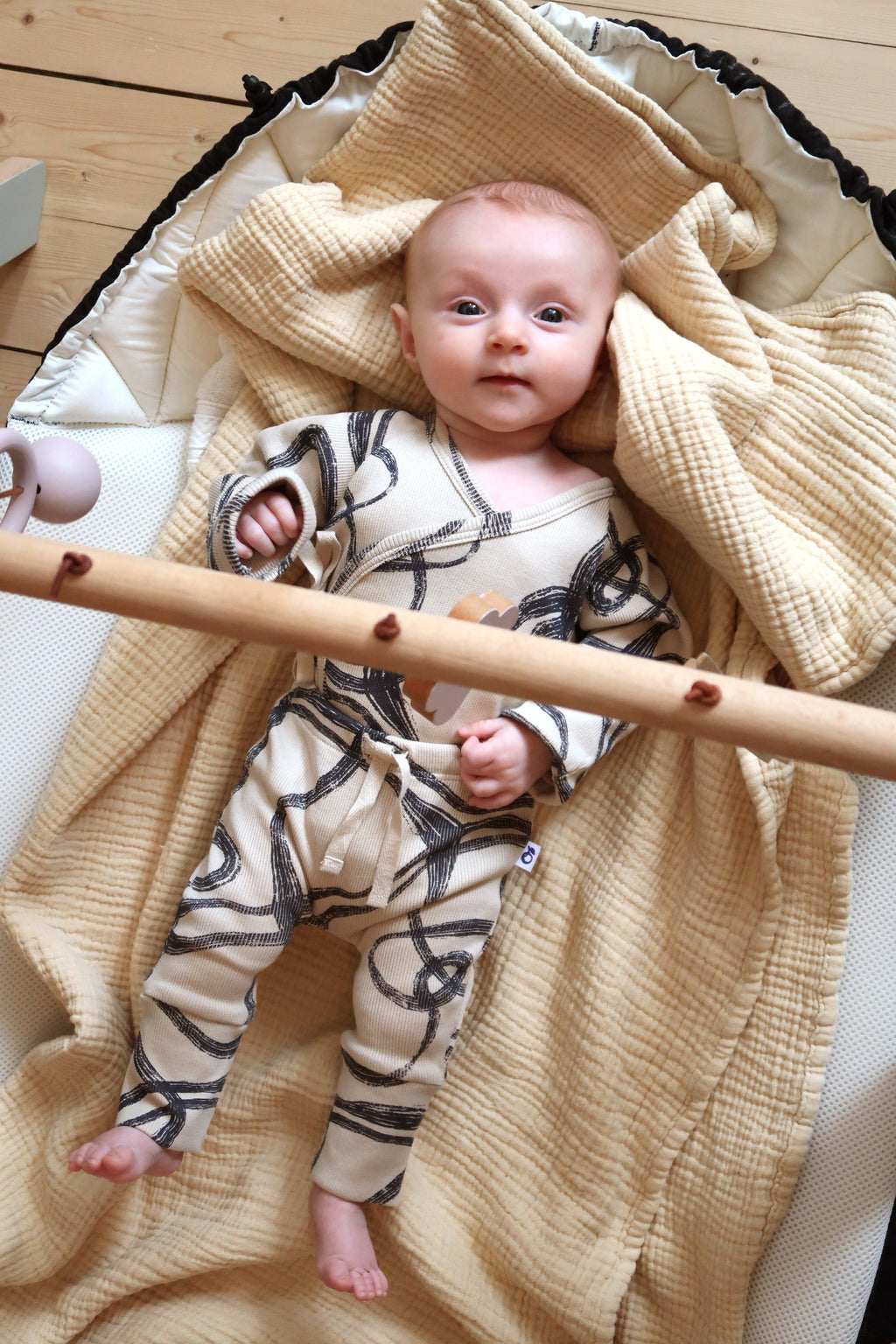 Ribbed baby pants with abstract wind print