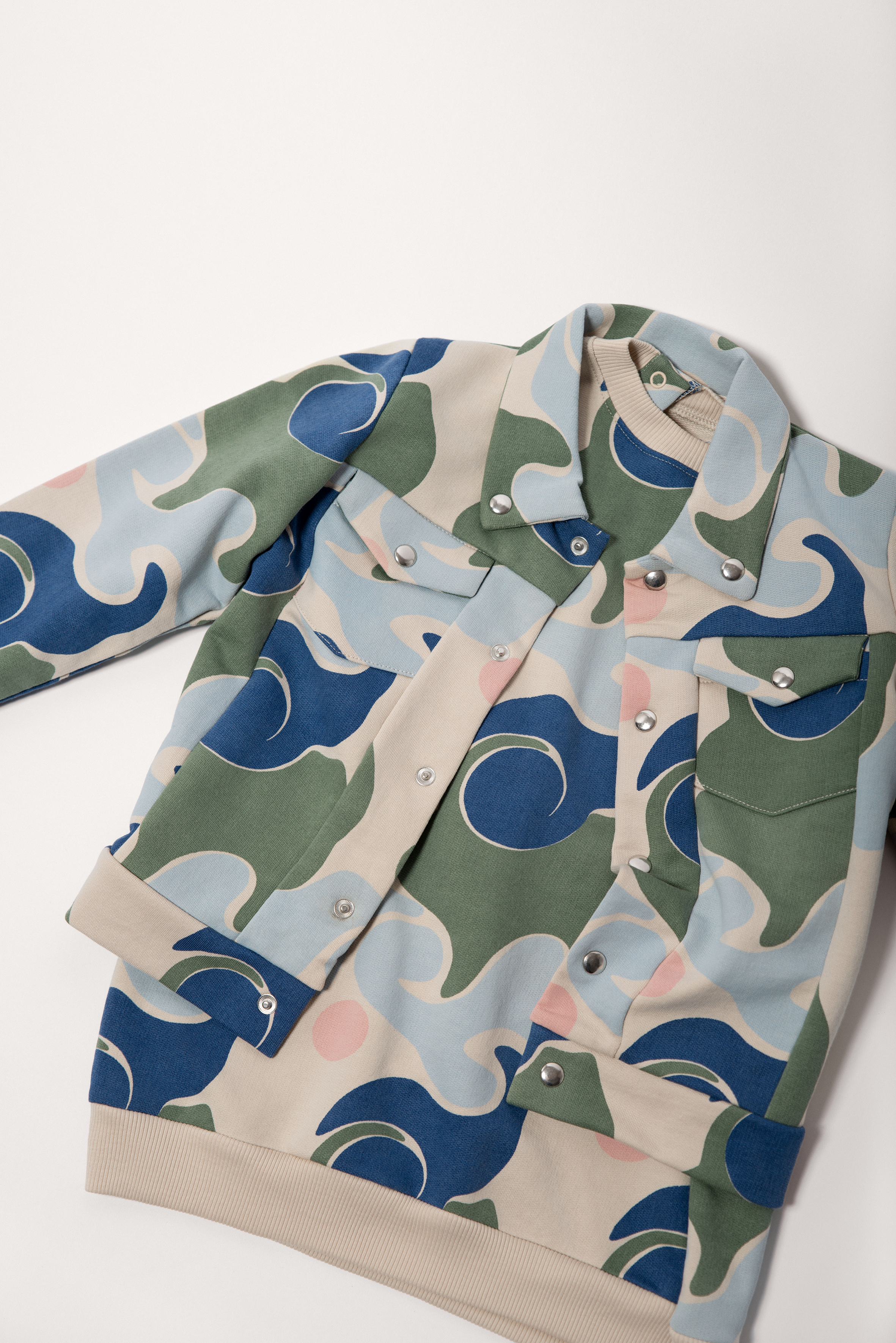 Jersey jacket with abstract wave print