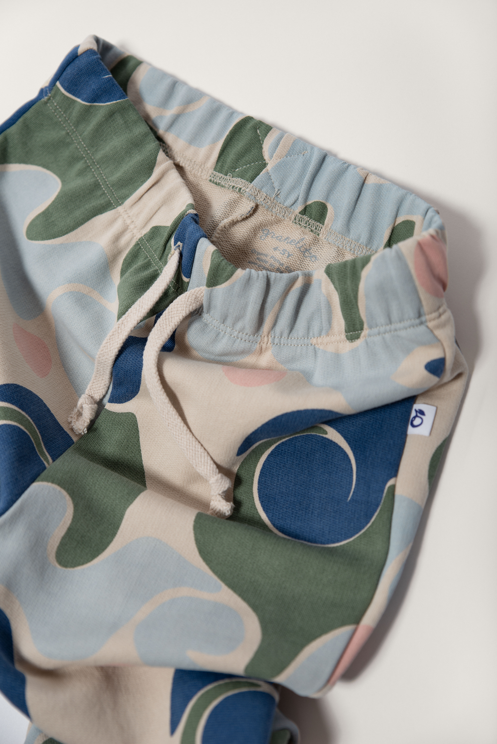 Joggers with abstract wave print